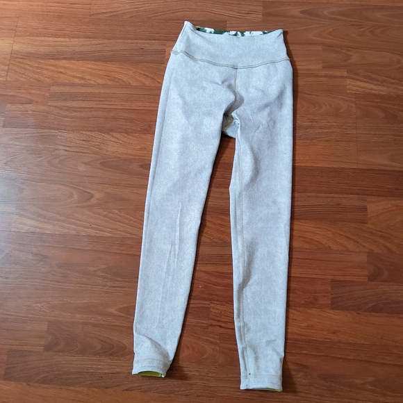 Wear It To Heart Reversible High Waist Leggings Green Tie Dye Size S NWT - Picture 7 of 10